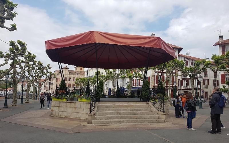 Bal au kiosque - Toro de Fuego et bataille de confettis