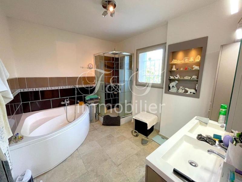 Propriété - 275 m² - 8 pièces