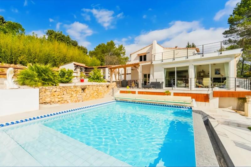 Maison - 300 m² - 8 pièces