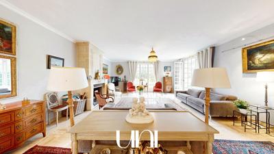 Maison - 270 m² - 8 pièces