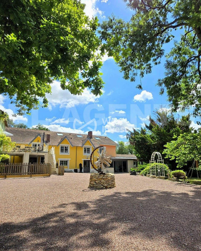 Maison - 807 m² - 30 pièces