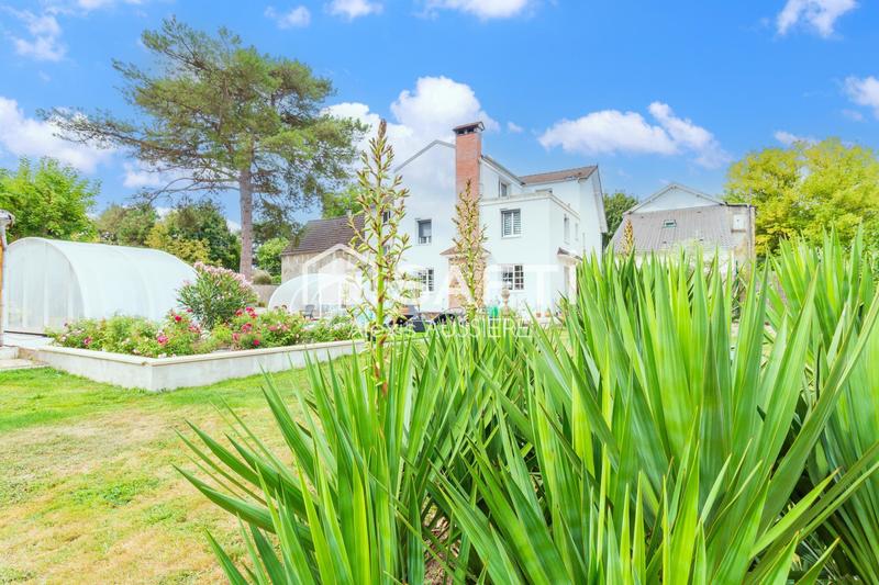 Maison - 384 m² - 12 pièces