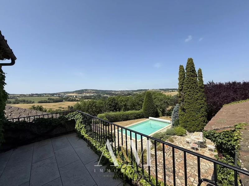 Propriété - 275 m² - 7 pièces