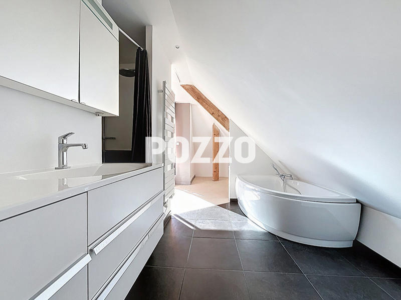 Maison - 280 m² - 9 pièces