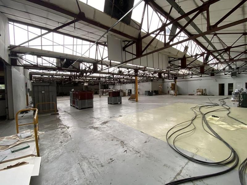 Entrepôt - 5 500 m² - 20 pièces