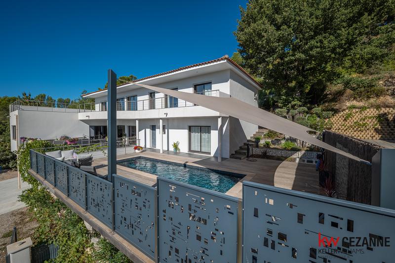 Maison - 248 m² - 8 pièces