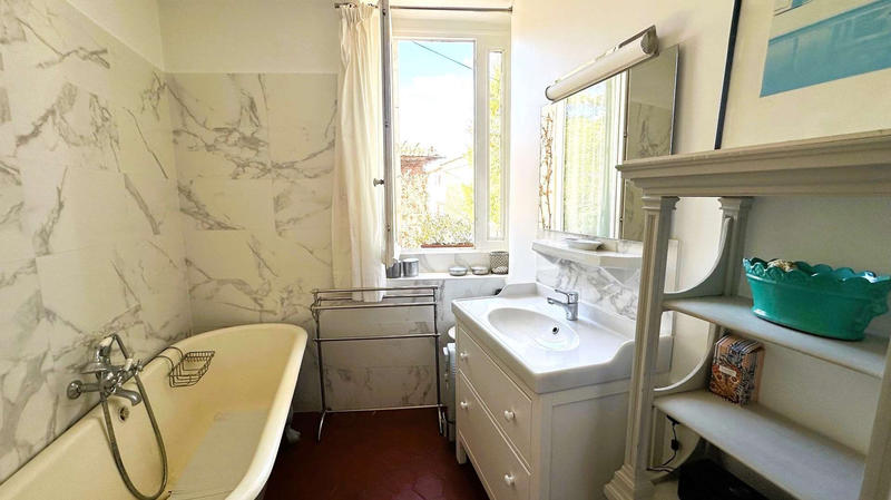 Maison - 320 m² - 12 pièces