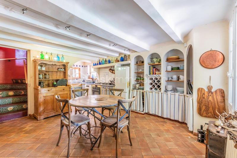 Maison - 218 m² - 7 pièces