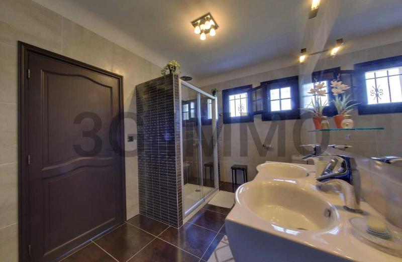 Maison traditionnelle - 237 m² - 7 pièces