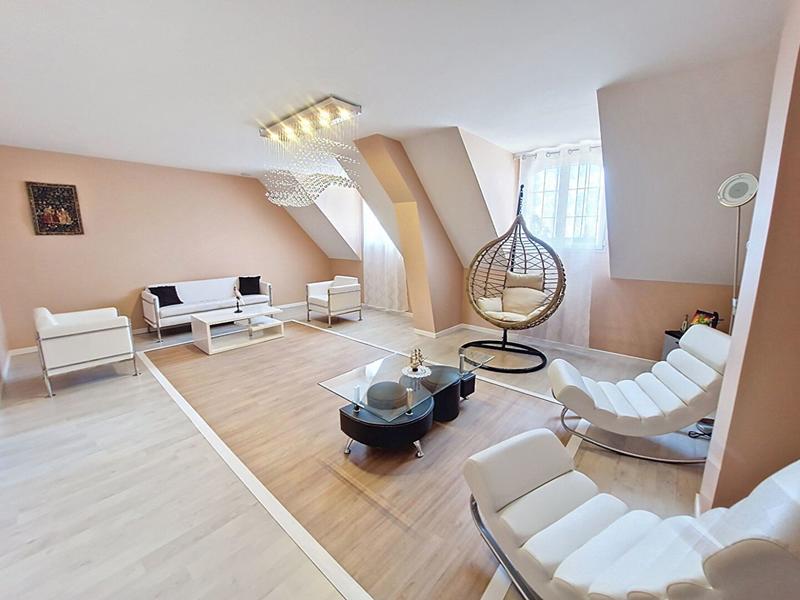 Maison - 327 m² - 9 pièces