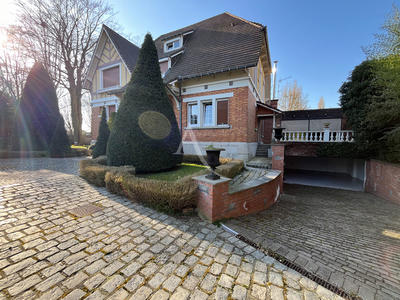 Maison - 275 m² - 10 pièces