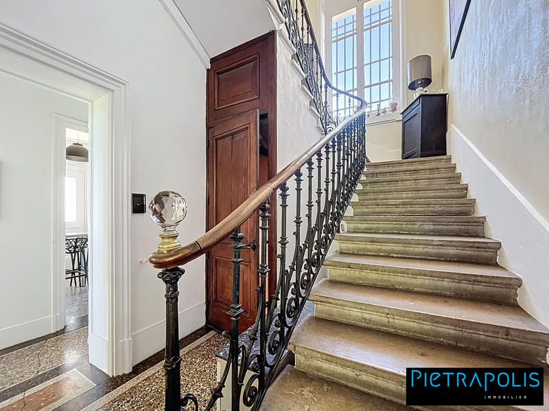 Maison - 251 m² - 9 pièces