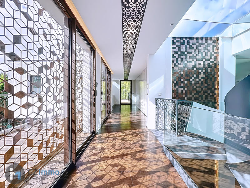 Maison - 942 m² - 9 pièces