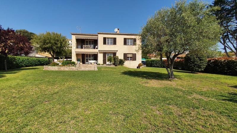 Villa - 245 m² - 7 pièces