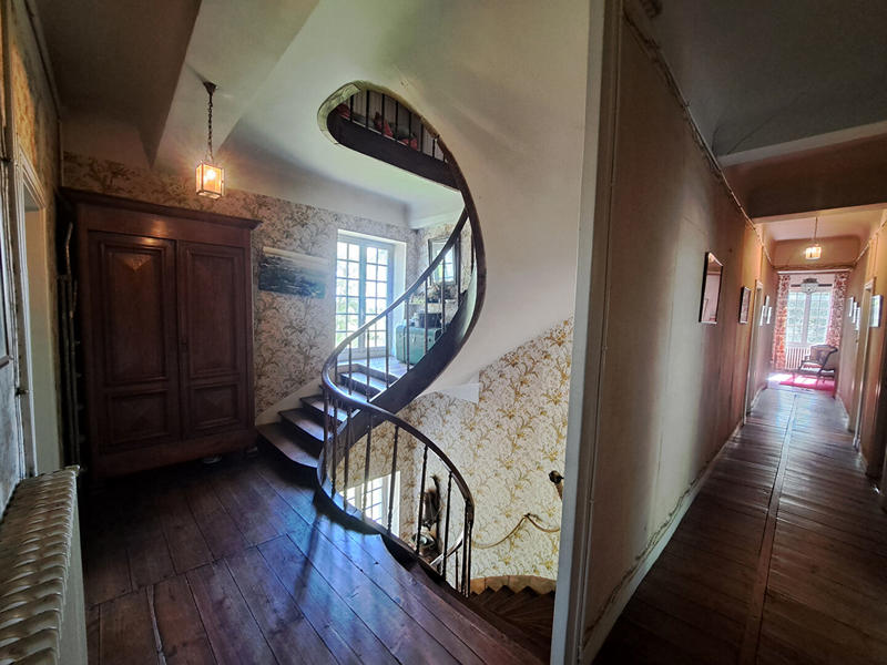 Maison - 460 m² - 15 pièces