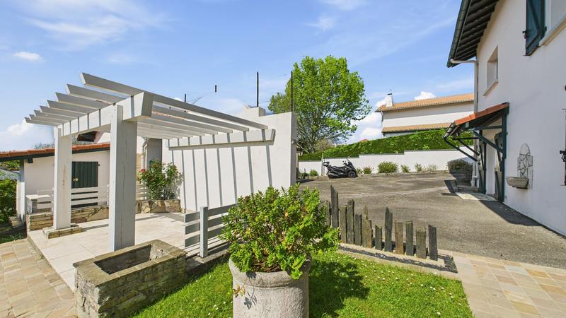 Maison - 270 m² - 13 pièces