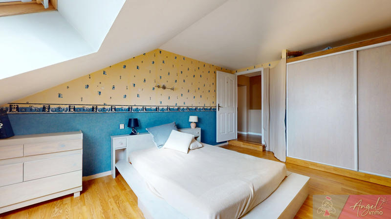 Maison - 242 m² - 9 pièces