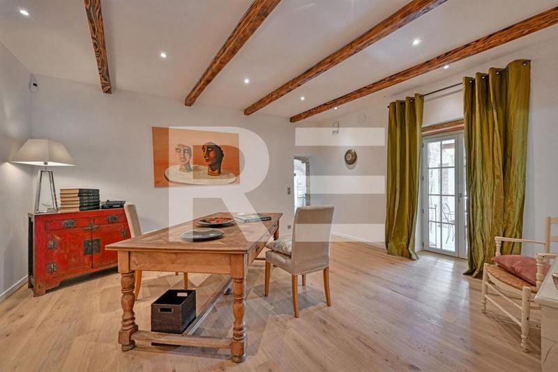 Maison - 245 m² - 9 pièces