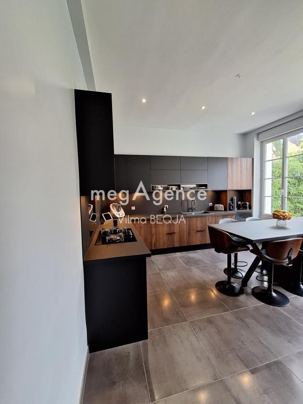 Maison - 285 m² - 8 pièces