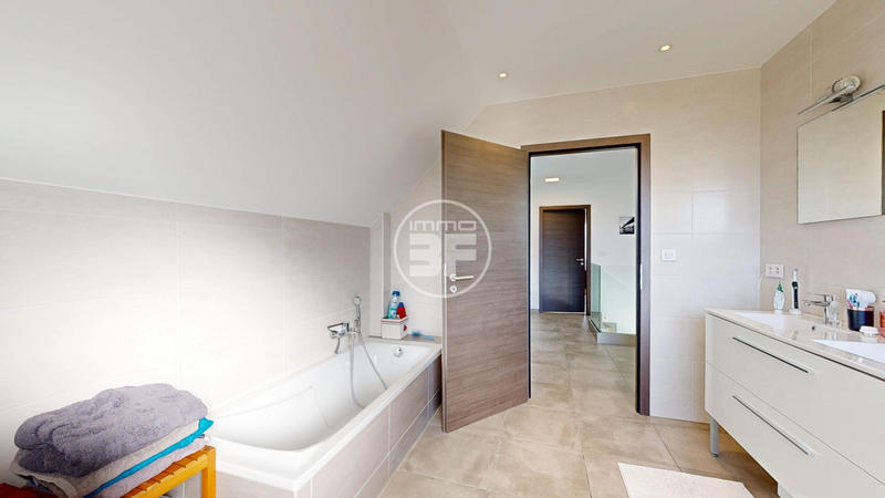 Maison - 222 m² - 7 pièces