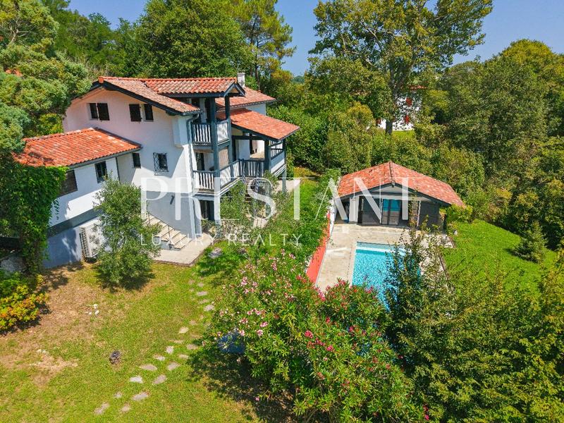 Maison - 200 m² - 9 pièces