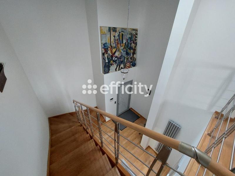Maison - 244 m² - 7 pièces
