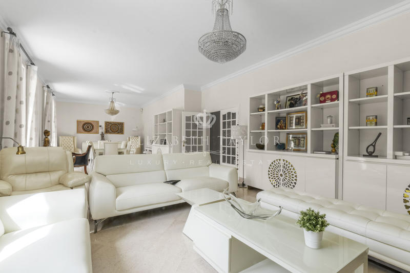 Maison - 298 m² - 10 pièces