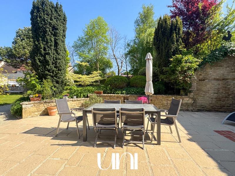 Maison - 305 m² - 11 pièces