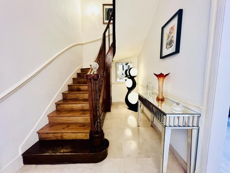 Maison - 305 m² - 8 pièces