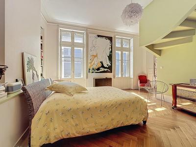 Appartement - 145 m² - 6 pièces