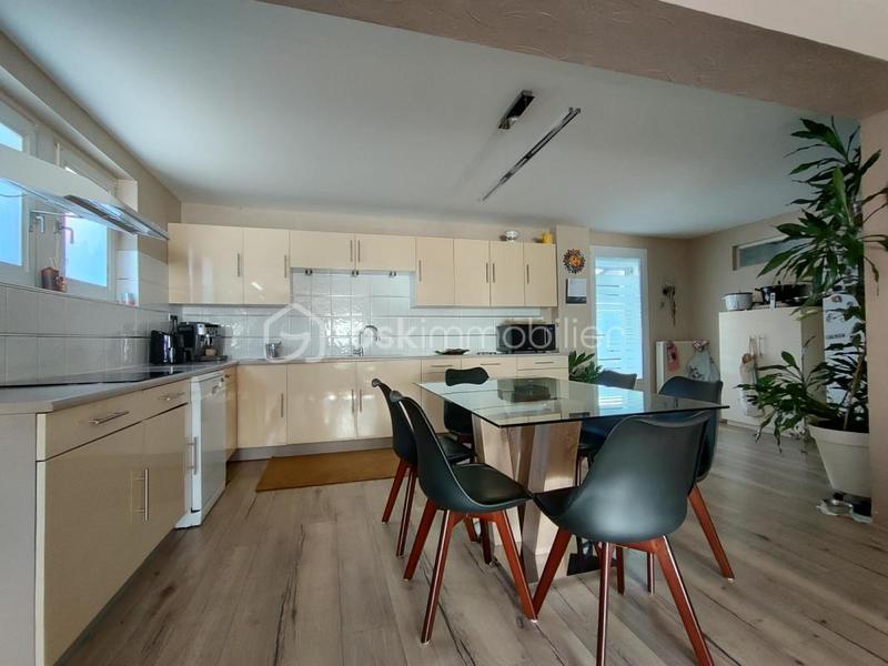 Maison traditionnelle - 256 m² - 9 pièces