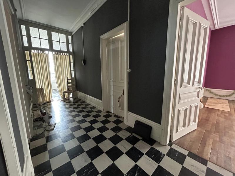 Maison - 240 m² - 6 pièces