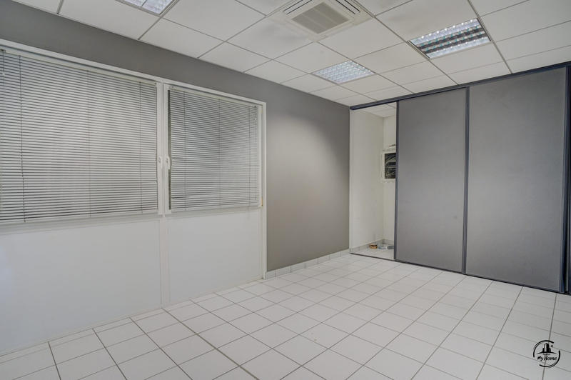 Bureau - 150 m² - 6 pièces