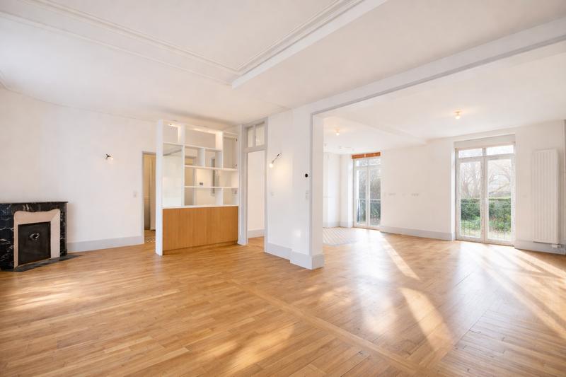 Maison - 240 m² - 10 pièces