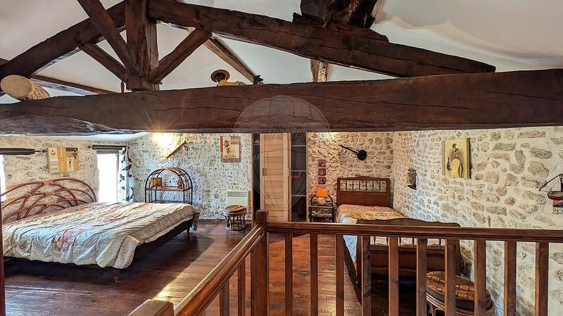 Propriété - 374 m² - 24 pièces