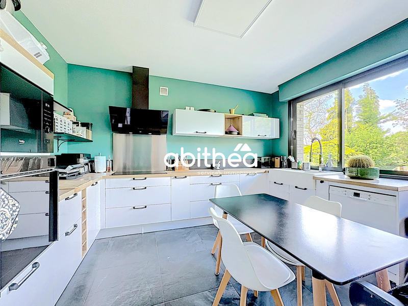 Maison - 220 m² - 9 pièces