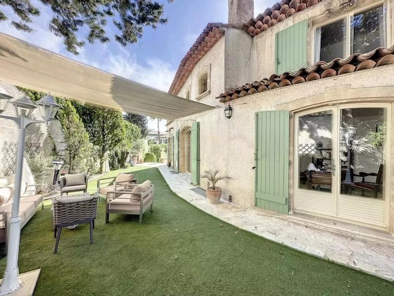 Villa - 320 m² - 10 pièces