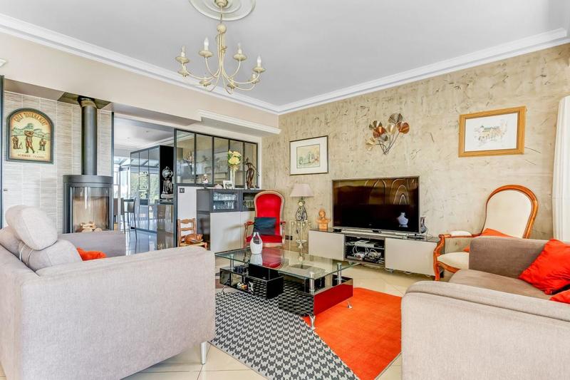 Maison - 238 m² - 11 pièces