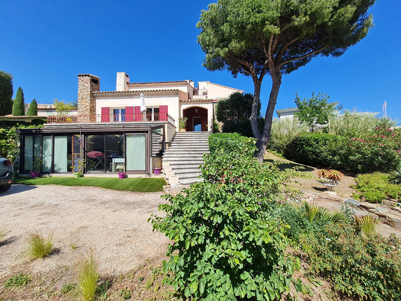 Maison - 240 m² - 8 pièces