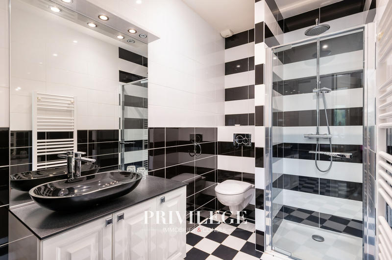 Propriété - 304 m² - 6 pièces