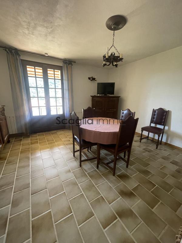 Maison - 220 m² - 7 pièces