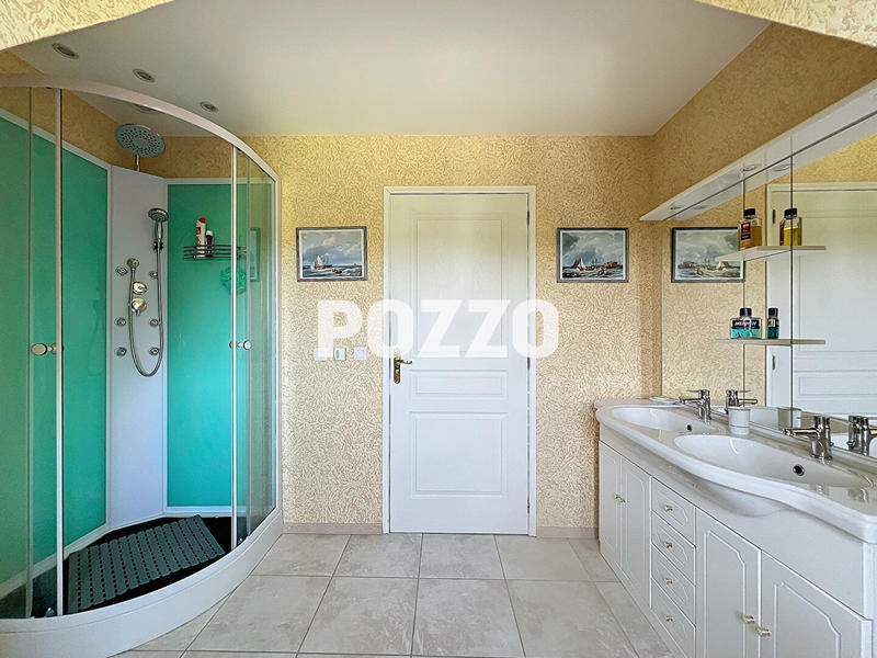 Maison - 255 m² - 8 pièces