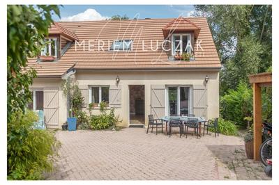 Maison - 222 m² - 8 pièces