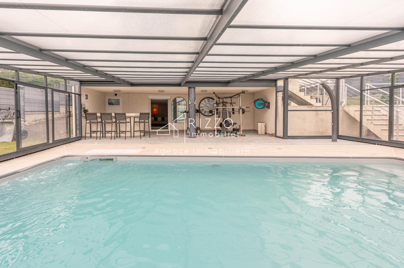 Maison - 242 m² - 8 pièces