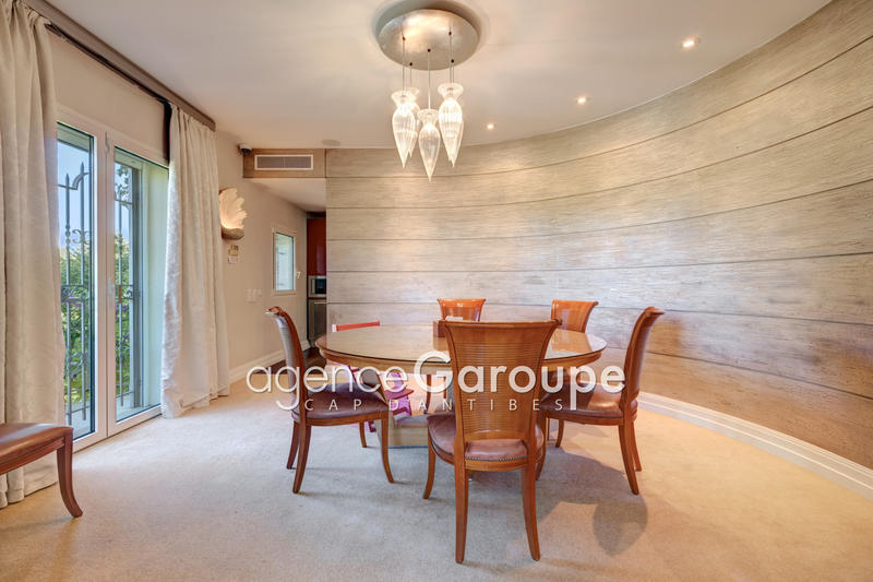 Villa - 247 m² - 7 pièces