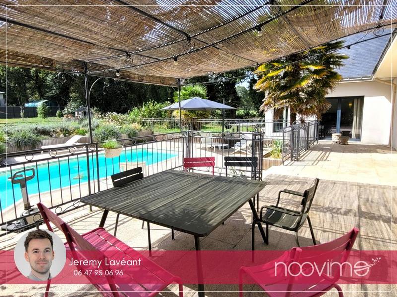 Maison - 250 m² - 11 pièces