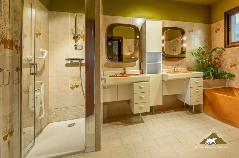 Maison - 300 m² - 8 pièces