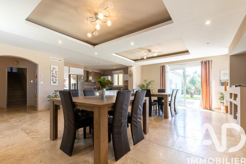 Maison - 275 m² - 11 pièces