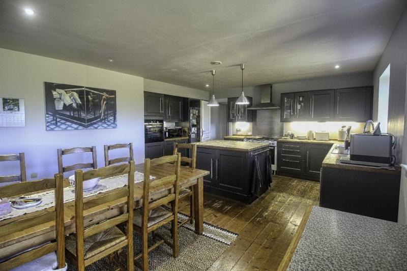 Propriété - 256 m² - 6 pièces