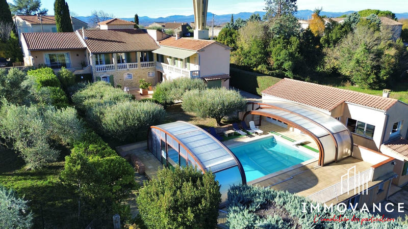 Maison traditionnelle - 311 m² - 11 pièces